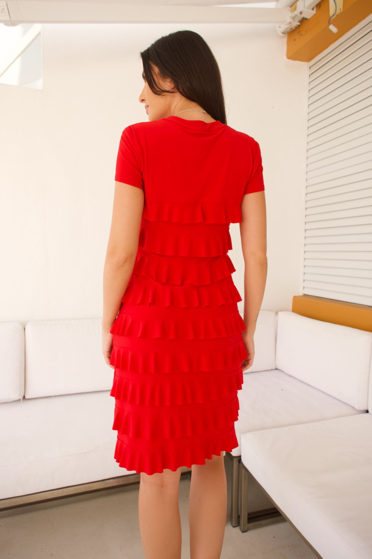 VESTIDO ROJO DE MANGA CORTA POR DEBAJO DE LA RODILLA CON VOLANTES