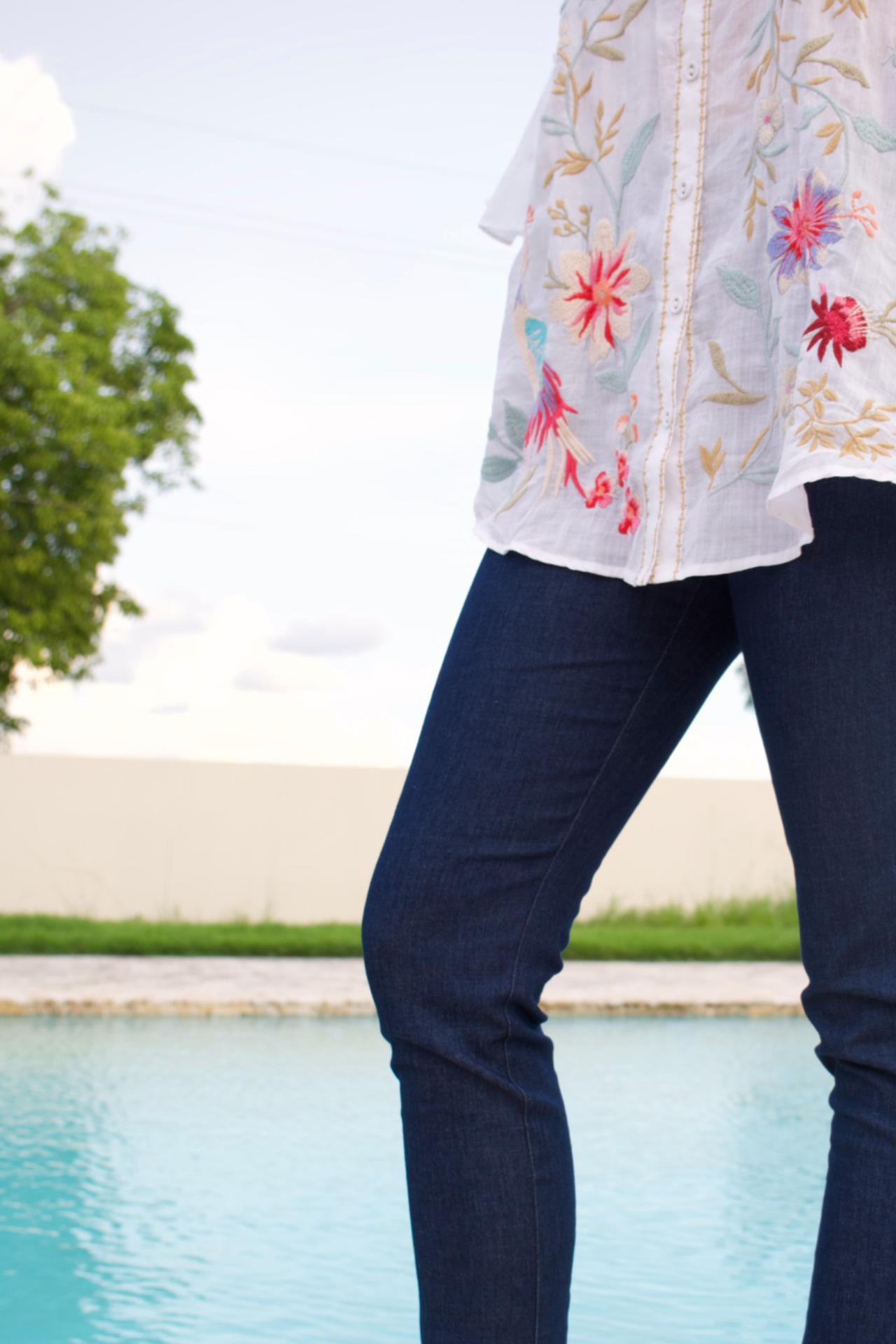 3/4 SLEEVE WHITE LINEN TUNIC WITH FLORAL EMBROIDERY