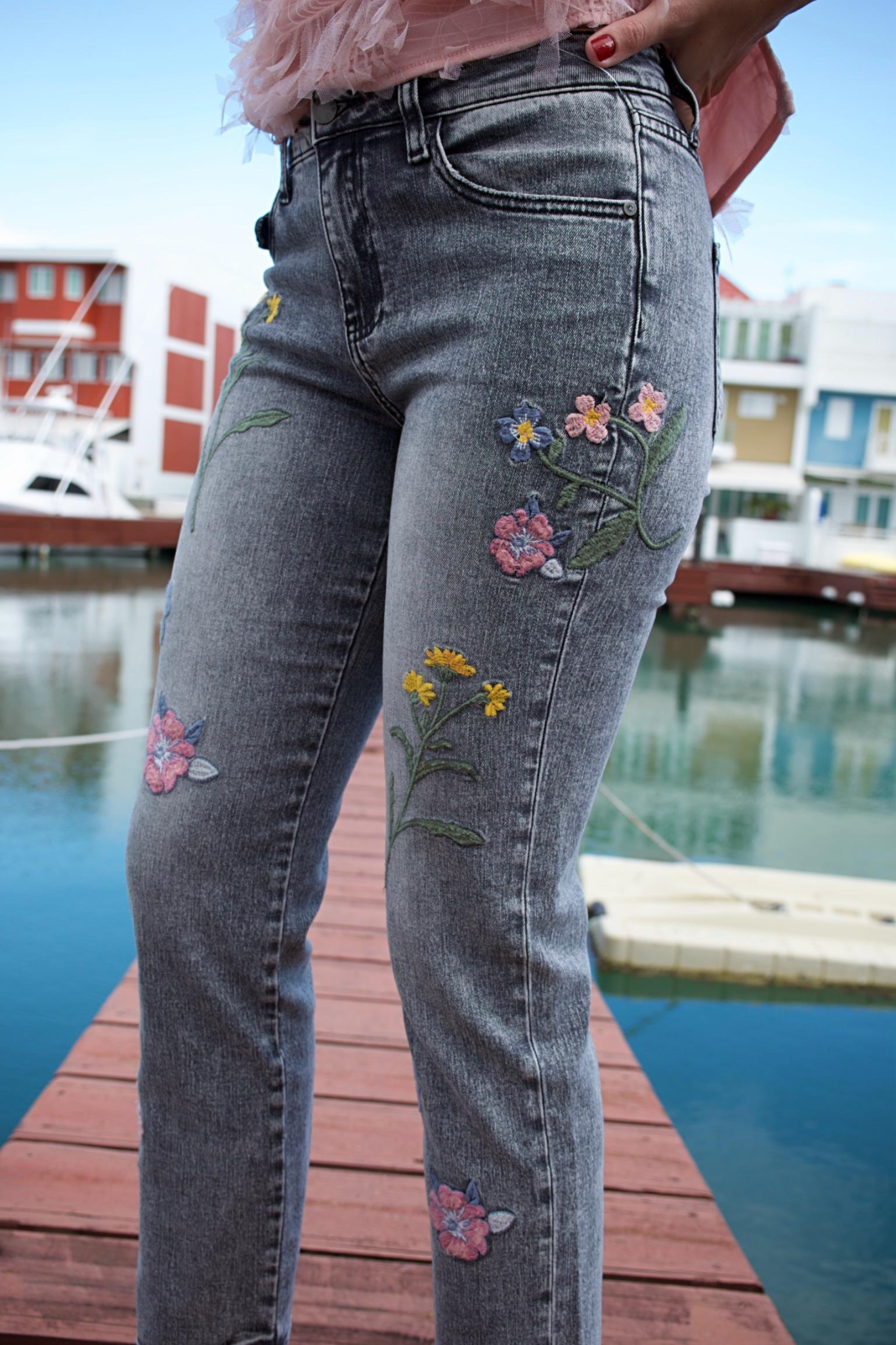 WOMEN DENIM WITH FLOWERS EMBROIDERY