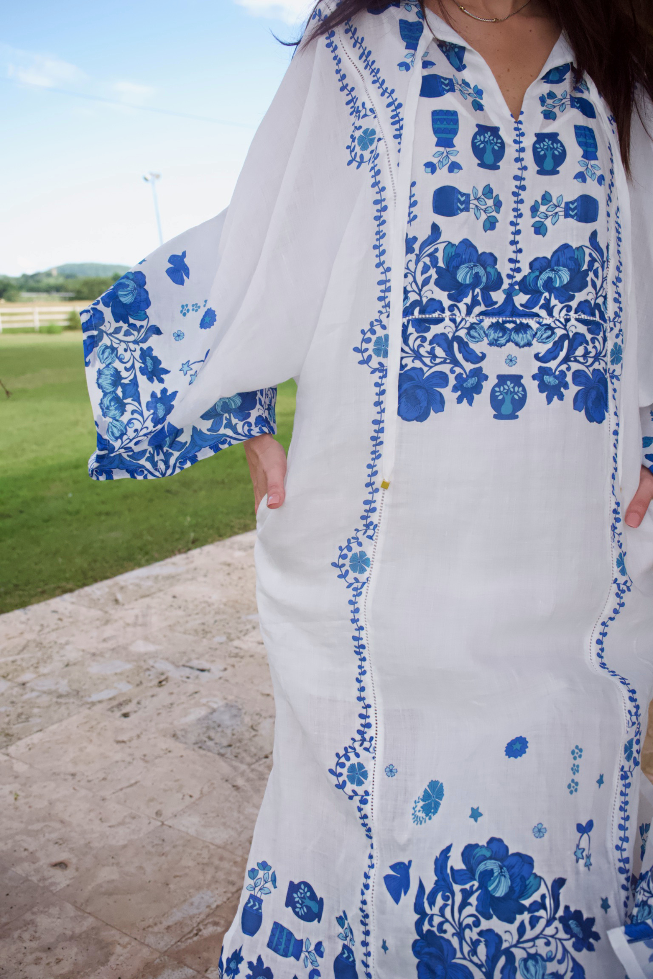 CAFTÁN DE LINO BLANCO CON DETALLES AZULES